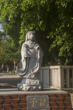 子鼠石雕像