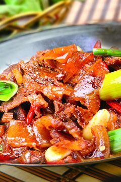 干锅带皮牛肉