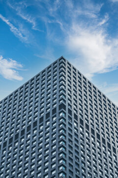 仰拍广州城市建筑天际线特写