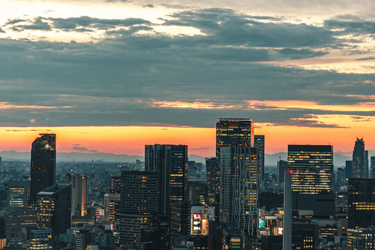 东京城市傍晚晚霞