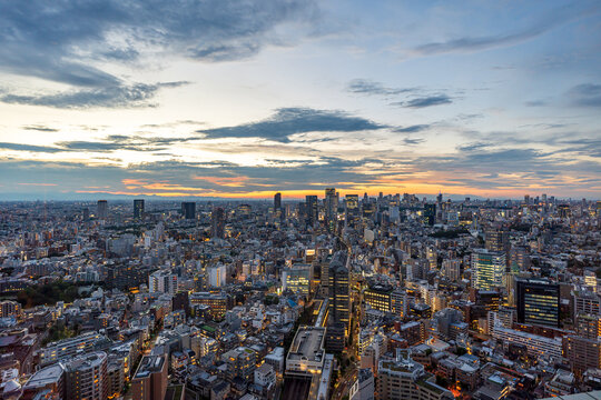 东京城市傍晚晚霞