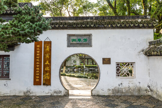 青瓦白墙月亮门