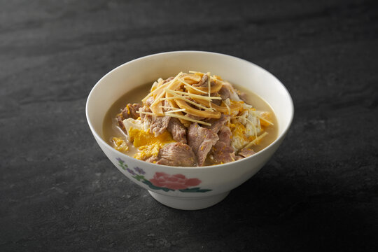生姜墨鱼干炒土鸡蛋煮鲜猪肉片