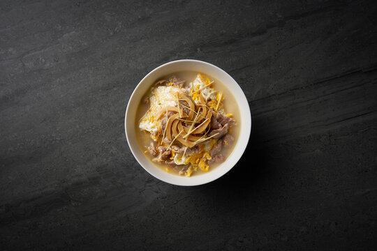 生姜墨鱼干炒土鸡蛋煮鲜猪肉片