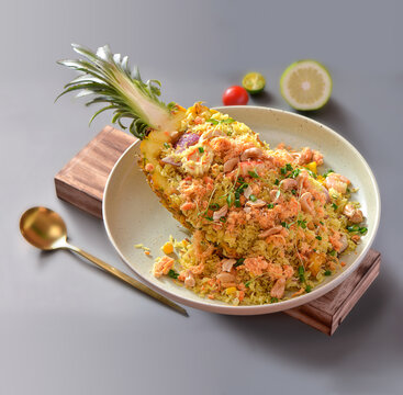 泰式菠萝海鲜炒饭