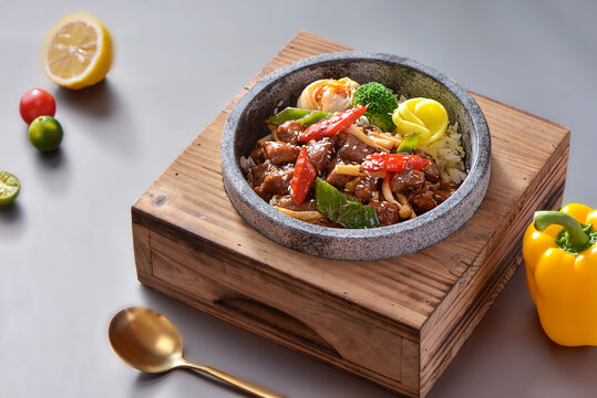 雪花牛肉粒石锅饭
