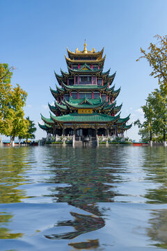 雾都重庆江北鸿恩寺鸿恩阁水中倒影