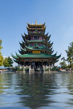 重庆鸿恩寺鸿恩阁蓝天白云下水中倒影