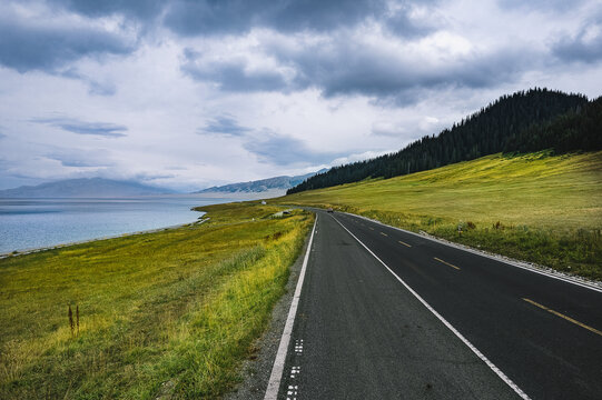 新疆赛里木湖景区公路