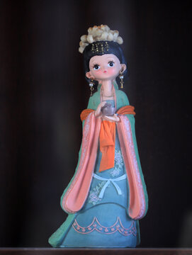 彩塑侍女像