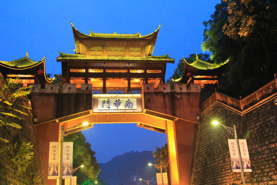 凤凰古城南华门夜景
