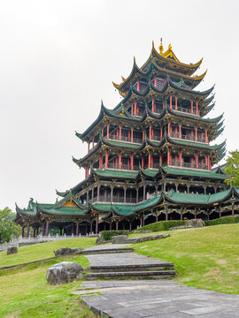 雾都重庆江北鸿恩寺鸿恩阁侧方视角