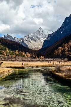 稻城亚丁夏诺多吉神山秋景