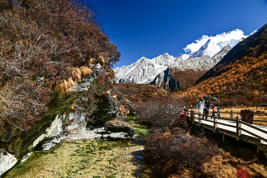 稻城亚丁夏诺多吉神山秋景