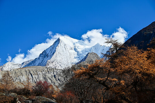 稻城亚丁夏诺多吉神山秋景