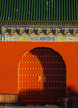 红色古建筑大门
