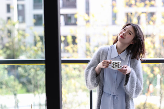 女人在阳台