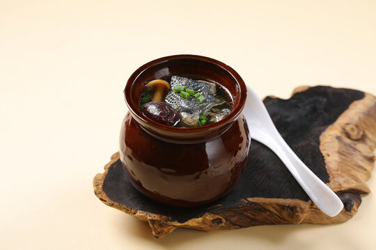 瓦罐汤鹿茸菇乌鸡汤