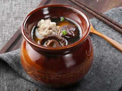 瓦罐汤香菇肉饼汤