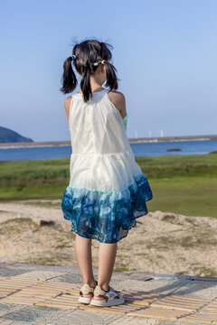 小女孩背影