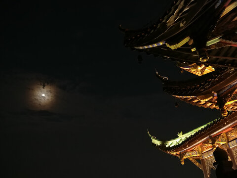 彩檐邀月图