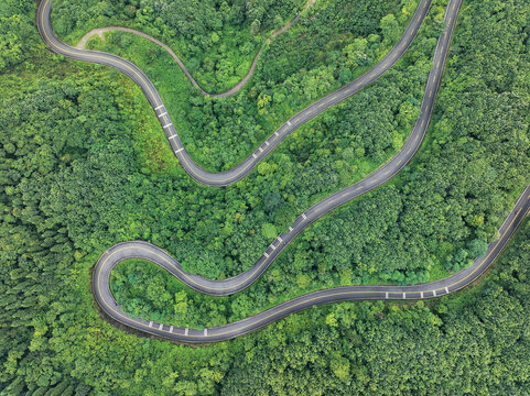 山间蜿蜒盘山公路