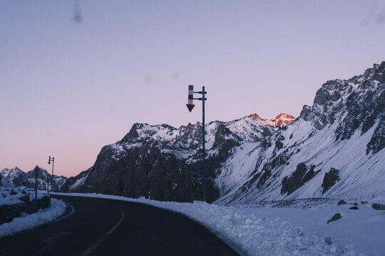 新疆独库公路雪山雪景日落
