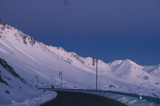 新疆独库公路雪山雪景日落蓝调
