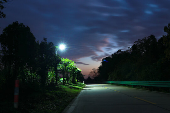 乡村马路夜景