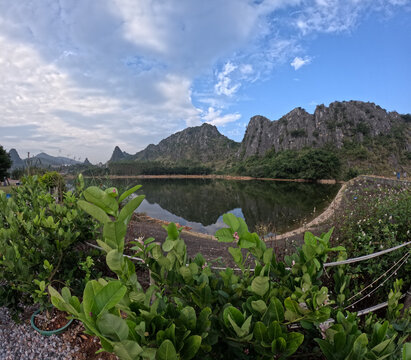 喀斯特地貌公园全景水库风光