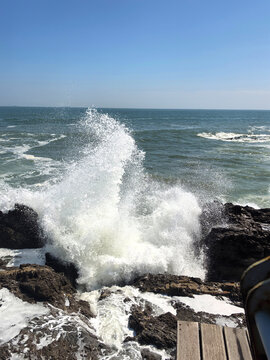 岸边浪花