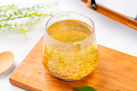 一杯透明玻璃杯内的黄苦荞茶