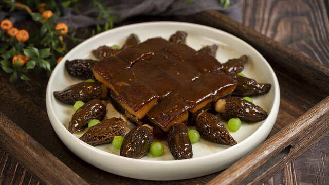 羊肚菌焖坛子肉