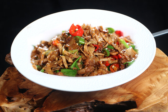 扑豆角炒五花肉