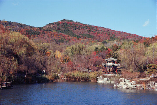 北京北宫森林公园三迭水秋景