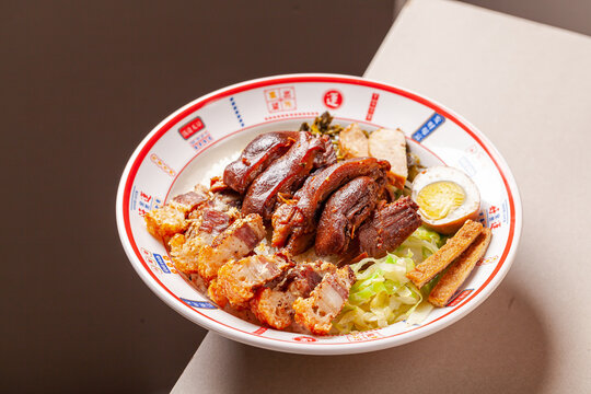 脆皮烧肉肘子饭