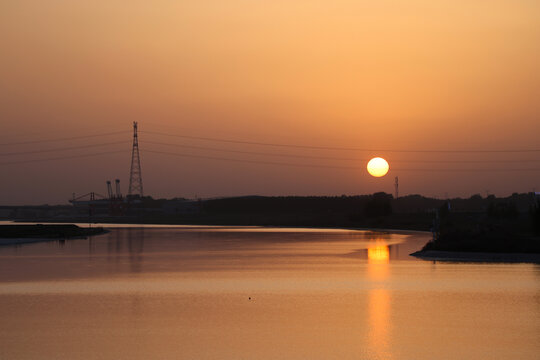 夕阳河流
