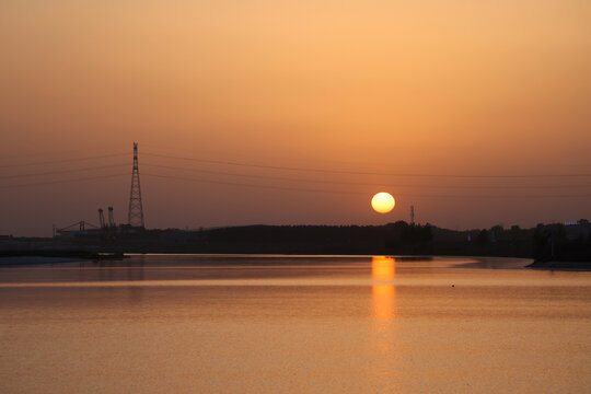 夕阳河流