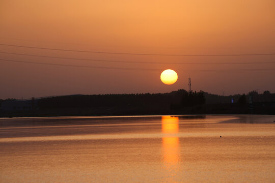 夕阳河流