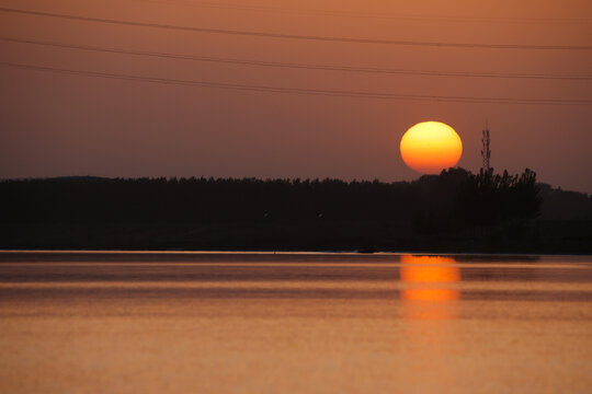 夕阳河流