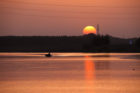 夕阳河流