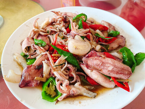 青红椒炒墨鱼仔鱿鱼仔