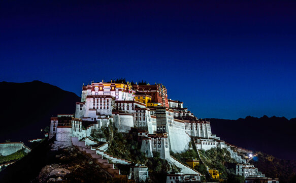 布达拉宫夜景