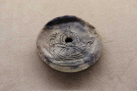 河姆渡文化刻纹陶纺轮