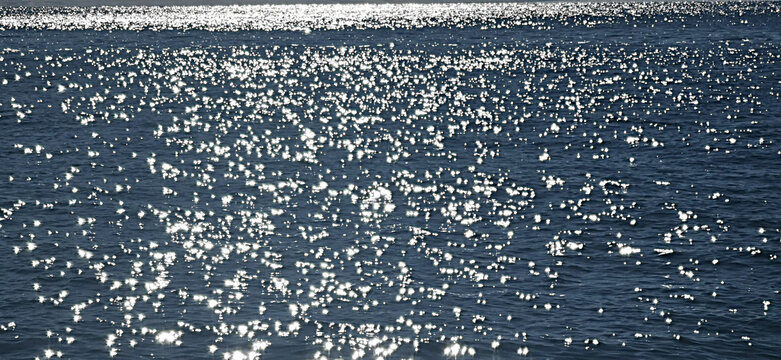 赛里木湖波光粼粼湖面