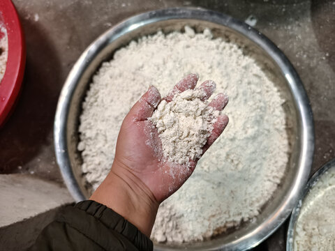 手拿红薯面粉