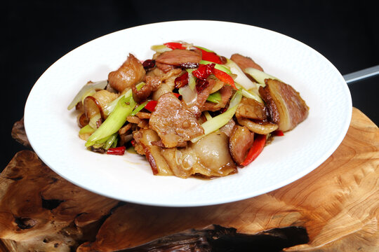 大蒜叶炒土腊肉