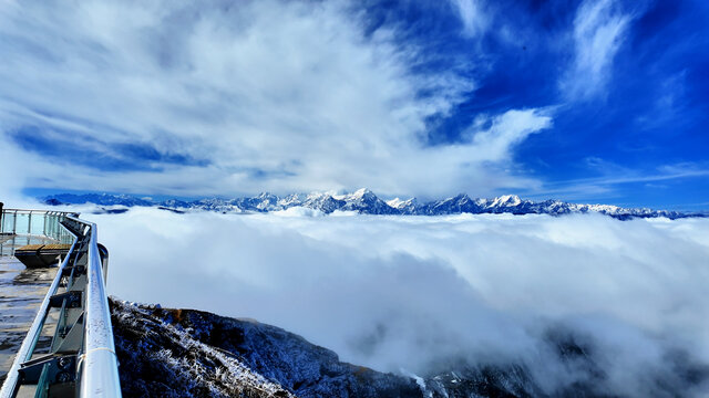 观景台云海雪山