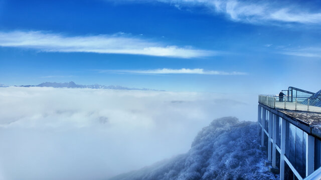 观景台云海雪山
