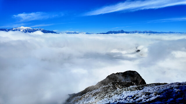 牛背山顶雪景云海